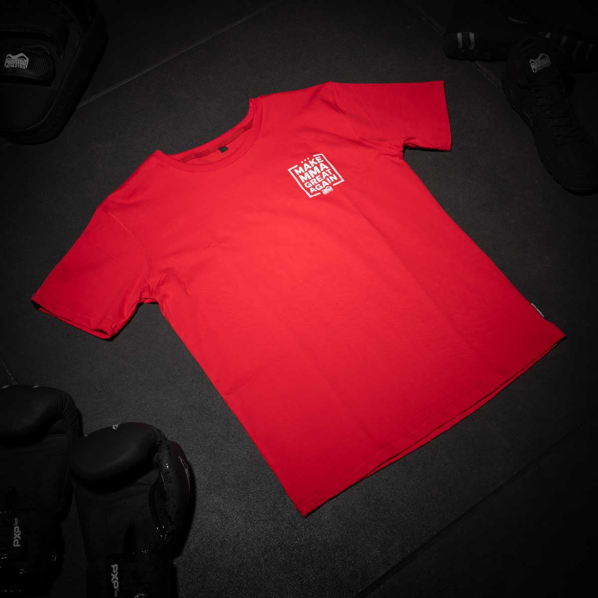 Das Phantom Athletics T-Shirt – Make MMA Great Again kombiniert sportlichen Tragekomfort mit einer klaren Botschaft. Ideal für alle, die MMA lieben und im Gym, beim Training oder in der Freizeit ein Statement setzen wollen.