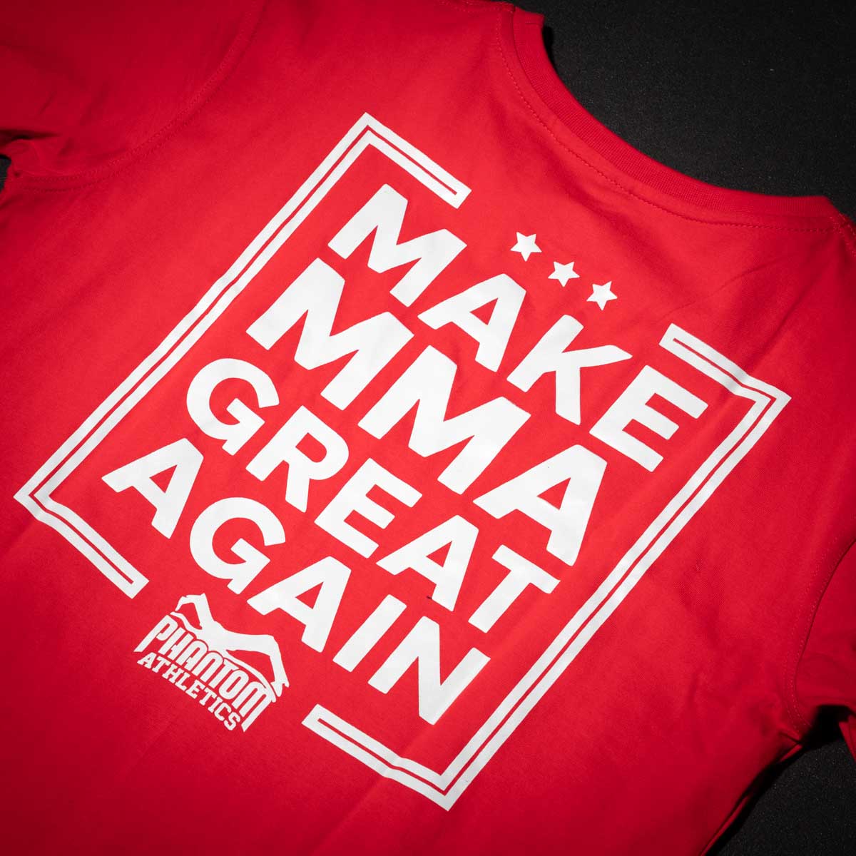 Mit seinem auffälligen Print ist dieses Phantom T-Shirt mehr als nur Kleidung – es ist ein Symbol für Kampfgeist und Hingabe. Ob beim Training, in der Freizeit oder als Teil deines Kampfsport-Outfits, es zeigt, wofür du stehst.