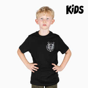 Das Kids T-Shirt Sak Yant Black von Phantom Athletics kombiniert ein kraftvolles, traditionelles Design mit hohem Tragekomfort für junge Kampfsportfans. Weiches Material und sportlicher Schnitt machen es ideal für Alltag und Training.