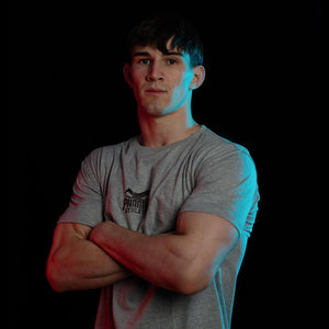 Das Phantom Athletics T-Shirt „Team24 Gray“ kombiniert sportlichen Streetstyle mit funktionalem Tragekomfort – ideal für dein Training oder den Alltag. Mit seinem dezenten Design ist es perfekt für echte Kampfsport-Enthusiasten.