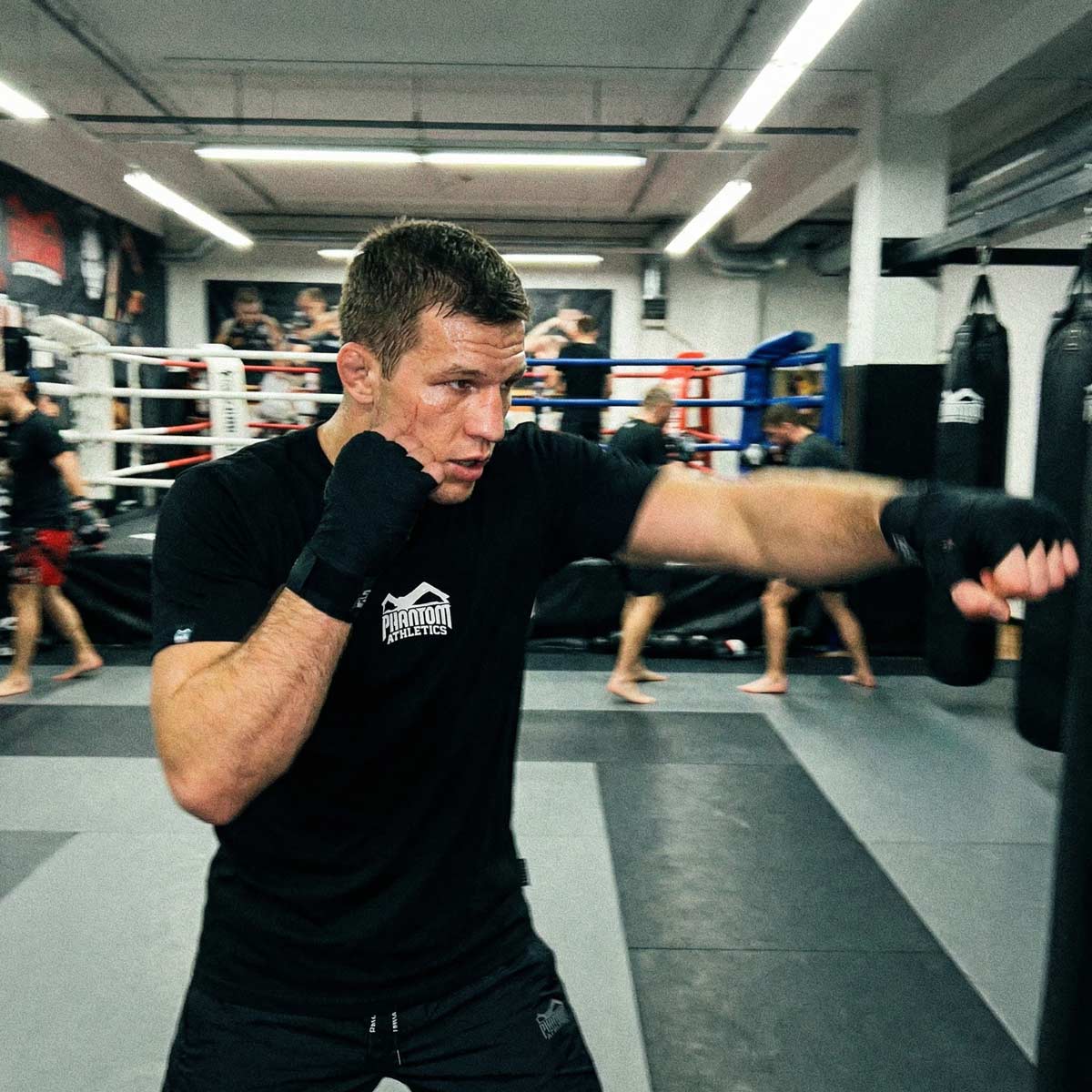 Hochwertiges Kampfsport‑Shirt von Phantom Athletics im Team24 Design, ideal für Jiu‑Jitsu‑, Kickbox‑ und Technik‑Einheiten im Gym.
