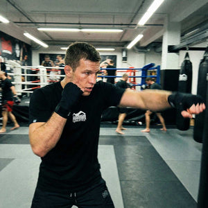 Hochwertiges Kampfsport‑Shirt von Phantom Athletics im Team24 Design, ideal für Jiu‑Jitsu‑, Kickbox‑ und Technik‑Einheiten im Gym.