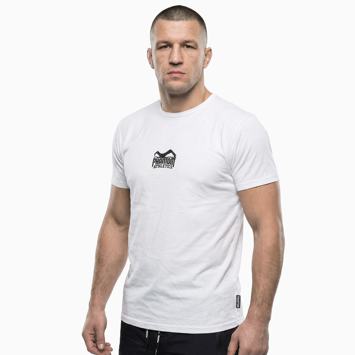 Weißes Phantom Athletics Team24 T‑Shirt mit sportlichem Print und atmungsaktivem Stoff, ideal für MMA‑Training und Fitness‑Workouts.