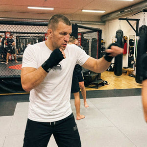 Leichtes Phantom Athletics Kampfsport‑Shirt aus Baumwoll‑Mix, kombiniert Komfort und Bewegungsfreiheit für Jiu‑Jitsu‑Training.