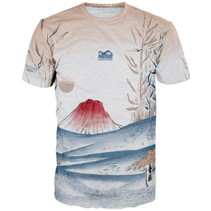 Hochwertiges Phantom EVO Kampfsport-Shirt im traditionellen Japan-Design, ideal für intensives MMA-Training. Dank innovativem MXP-Tech Material ist es atmungsaktiv, feuchtigkeitsregulierend und bietet maximale Bewegungsfreiheit beim Grappling und Sparring.