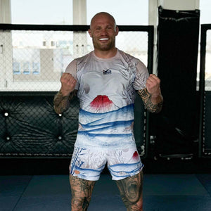 Hochwertiges Phantom Trainingsshirt mit Japan-Design, perfekt für dein Kampfsporttraining im Gym oder auf der Matte. Atmungsaktives Material sorgt für Komfort und Bewegungsfreiheit bei MMA, BJJ und Fitness.