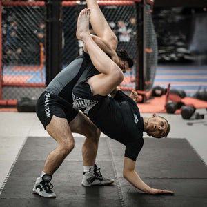 Für ambitionierte Kämpfer, die sich bei jedem Training und Turnier auf ihr Equipment verlassen wollen: Die Phantom Athletics Ringerschuhe sind gemacht für Sieger.