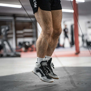 Diese grauen Ringerschuhe von Phantom Athletics sind das Ergebnis jahrelanger Entwicklung und Athletenfeedbacks. Sie bieten perfekten Sitz und maximale Stabilität für jeden Kampf im Ring.