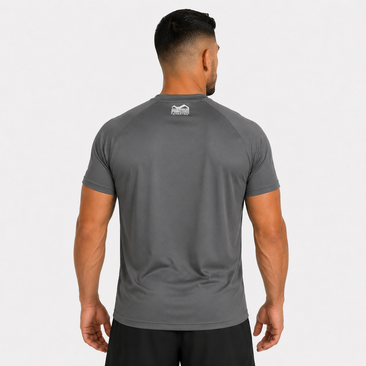 Dieses hochwertige Phantom Athletics Trainingsshirt wurde für maximale Bewegungsfreiheit und Belastbarkeit im Kampfsport entwickelt. Perfekt für Sparring, Grappling, Fitness-Training und funktionelle Workouts im Gym dank leichtem, strapazierfähigem Performance-Material.