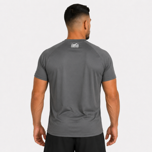 Dieses hochwertige Phantom Athletics Trainingsshirt wurde für maximale Bewegungsfreiheit und Belastbarkeit im Kampfsport entwickelt. Perfekt für Sparring, Grappling, Fitness-Training und funktionelle Workouts im Gym dank leichtem, strapazierfähigem Performance-Material.