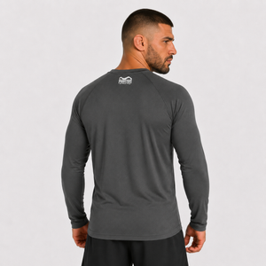 Dieses hochwertige Phantom Athletics Longsleeve Trainingsshirt wurde für Athleten entwickelt, die Wert auf Schutz, Beweglichkeit und Atmungsaktivität legen. Perfekt für Sparring, Grappling, Fitness-Workouts und funktionelles Training bei wechselnden Trainingsbedingungen.
