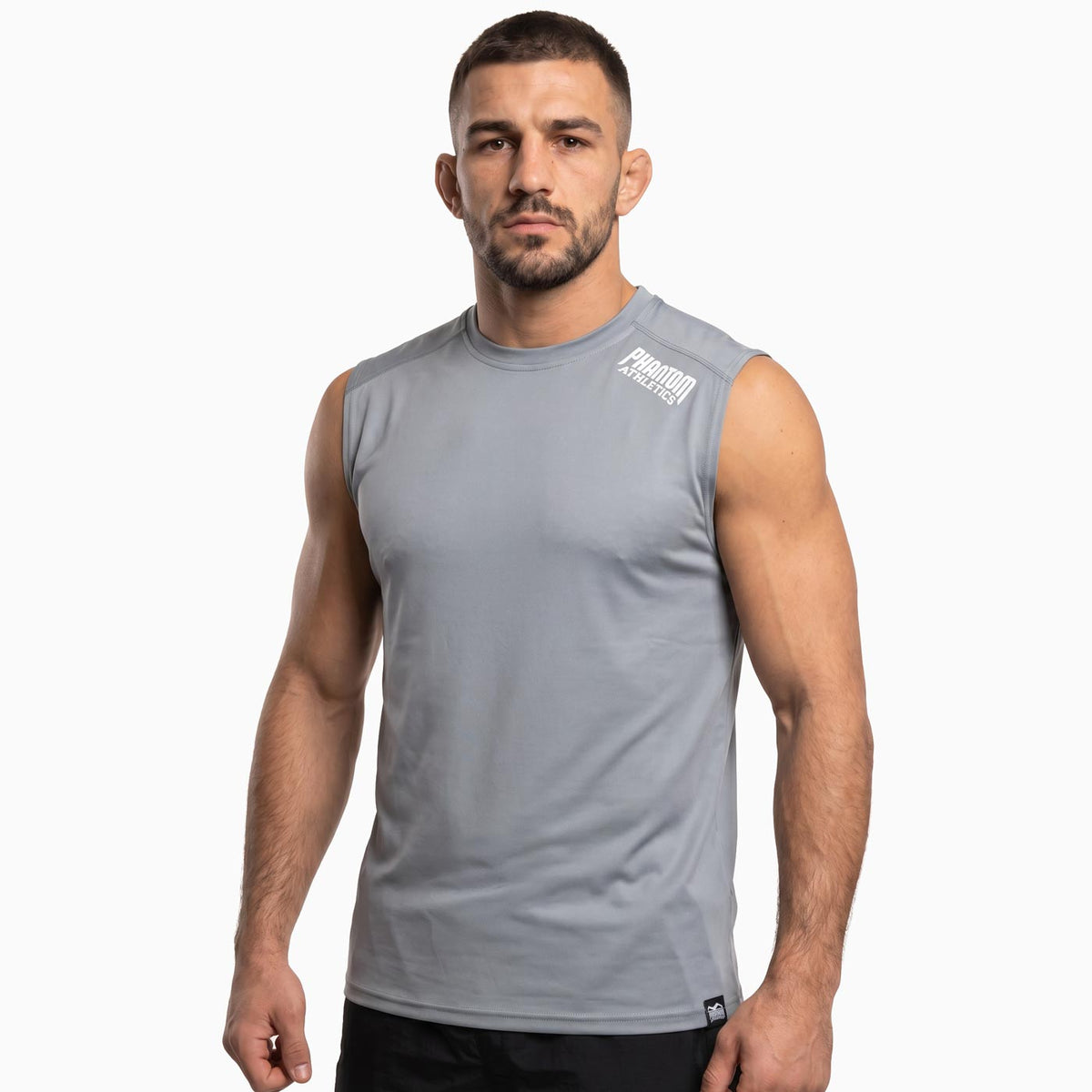 Das Phantom Athletics Training Shirt Tactic Sleeveless Gray wurde für maximale Bewegungsfreiheit im Kampfsport entwickelt und überzeugt mit atmungsaktivem Performance-Material. Ideal für MMA, Boxen, Kickboxen, Muay Thai und intensive Trainingseinheiten im Gym.