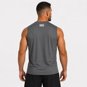 Dieses hochwertige Phantom Athletics Sleeveless Trainingsshirt kombiniert sportlichen Komfort mit leistungsstarker Performance für ambitionierte Athleten. Perfekt geeignet für Sparring, Krafttraining, Muay Thai und Fitness-Workouts, bei denen Beweglichkeit und Atmungsaktivität im Fokus stehen.