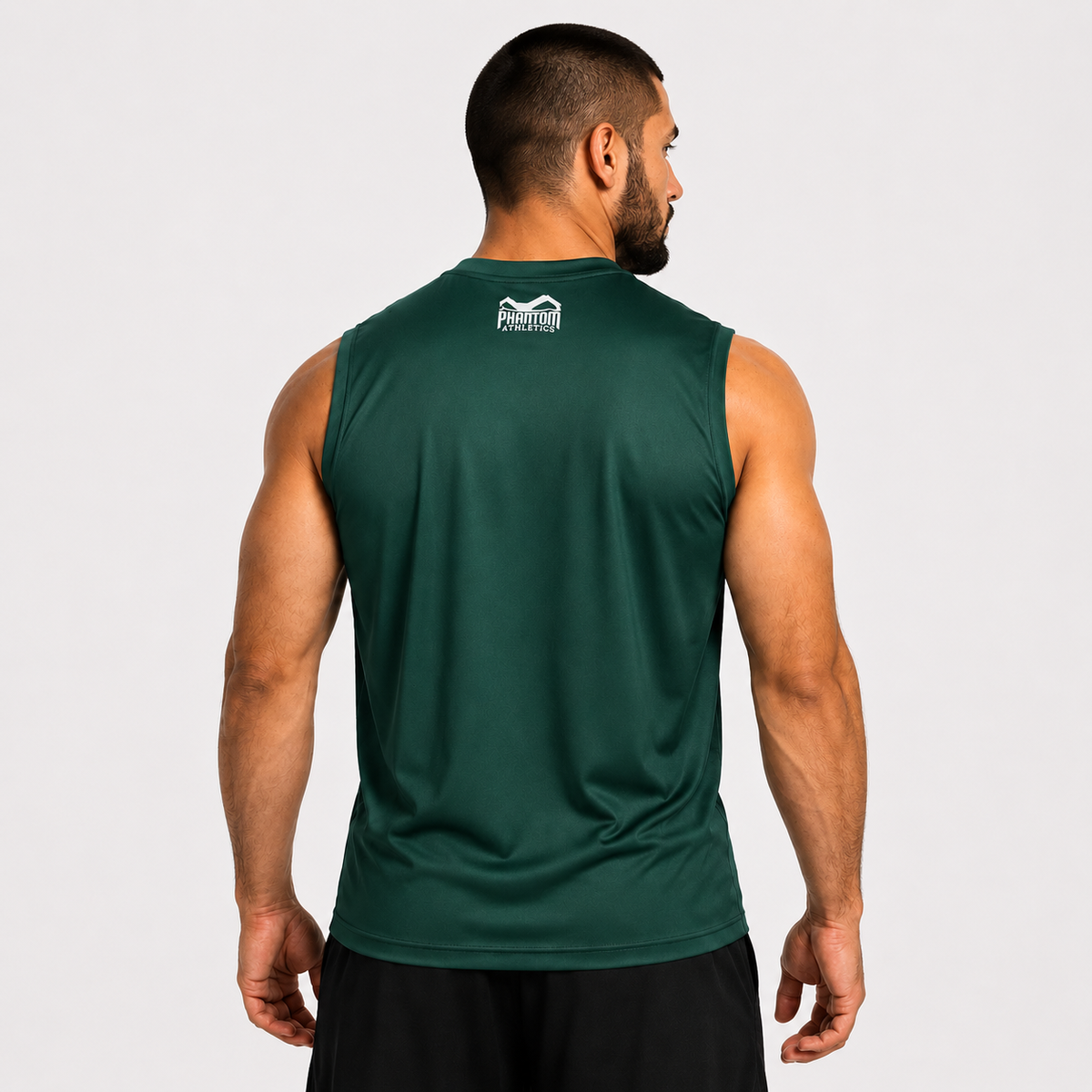 Dieses hochwertige Phantom Athletics Sleeveless Trainingsshirt kombiniert sportliche Performance mit leichtem, strapazierfähigem Material für anspruchsvolle Athleten. Perfekt für Sparring, Grappling, Muay Thai und intensive Workouts, bei denen Atmungsaktivität und Beweglichkeit entscheidend sind.