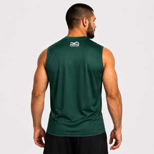 Dieses hochwertige Phantom Athletics Sleeveless Trainingsshirt kombiniert sportliche Performance mit leichtem, strapazierfähigem Material für anspruchsvolle Athleten. Perfekt für Sparring, Grappling, Muay Thai und intensive Workouts, bei denen Atmungsaktivität und Beweglichkeit entscheidend sind.