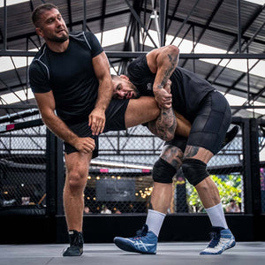 Dieses sportliche T-Shirt unterstützt dich bei jeder Trainingseinheit im MMA, BJJ oder Kickboxen. Mit dem Team Rakic Design zeigst du deine Leidenschaft für den professionellen Kampfsport.