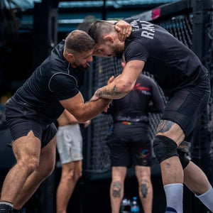 Das Phantom Athletics Shirt vereint sportlichen Stil mit der Power eines Top-Kämpfers. Perfekt für Kampfsportler, die sich mit dem Spirit von Aleksandar Rakic identifizieren.