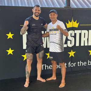 Das Team Rakic Shirt von Phantom Athletics steht für Stärke, Ausdauer und Leidenschaft im Kampfsport. Mit seinem bequemen Schnitt und robusten Material ist es ideal für Training, Wettkampfvorbereitung oder Freizeit.