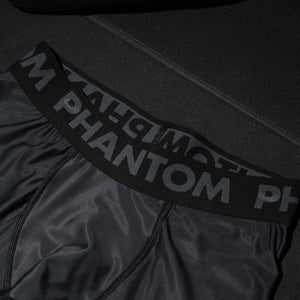 Diese 3/4 Kompressionshose bietet dir eine perfekte Passform und schützt deine Haut bei intensiven Grappling-Sessions. Ideal für ambitionierte Kampfsportler, die Wert auf Komfort und Belastbarkeit legen.