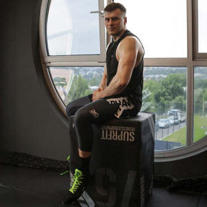 Die Phantom Athletics Tights Apex 3/4 bieten mit ihrem elastischen Material und breitem Hüftbund optimalen Halt und Bewegungsfreiheit für intensives Kampfsporttraining wie MMA, BJJ oder Muay Thai.