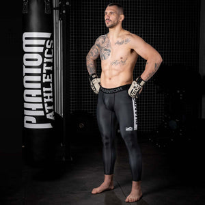 Tights aus der Apex Black Kollektion von Phantom Athletics, ideal für Muay Thai und Grappling. Strapazierfähiges Material kombiniert mit einem sportlichen, modernen Look.