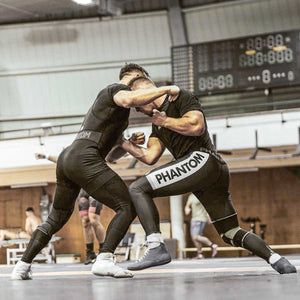 Hochwertige Phantom Athletics Tights Apex Black, speziell für Kampfsportler. Bieten Schutz vor Hautirritationen und unterstützen optimale Beweglichkeit im Training.