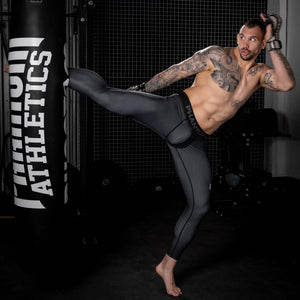 Hochwertige Apex Black Tights von Phantom Athletics, perfekt für Training und Wettkampf im Kampfsport. Atmungsaktives Material sorgt für maximalen Komfort bei intensiven Einheiten.