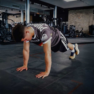 Mit dem Phantom Athletics Trainingsshirt „Evo Germany“ zeigst du Flagge beim MMA-, BJJ- oder Fitnesstraining. Hochwertige Verarbeitung und sportliches Design machen es zum idealen Begleiter für echte Kämpfer.