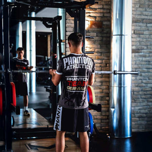Das Phantom Athletics Trainingsshirt „Evo Germany“ verbindet sportlichen Schnitt mit patriotischem Design – perfekt für dein Kampfsporttraining oder als Statement-Piece im Alltag. Atmungsaktives Material sorgt für Komfort und volle Bewegungsfreiheit.