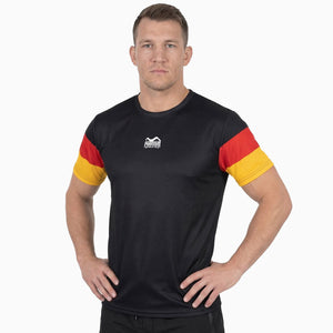Das Phantom Athletics Trainingsshirt EVO Team Germany in Schwarz-Rot-Gold bietet dir maximale Performance für intensives Kampfsport-Training. Das atmungsaktive, feuchtigkeitsregulierende Material sorgt für ein trockenes Tragegefühl bei MMA, Boxen, Grappling und funktionellen Workouts, während das hochwertige Design Stärke und Fokus im Training unterstreicht.