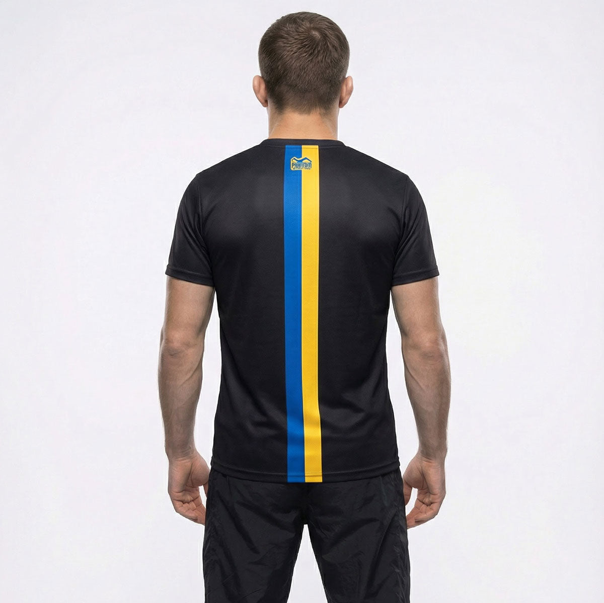 Phantom Athletics EVO+ Team Ukraine Training Shirt aus hochwertigem Performance-Material für Kampfsport und Fitness. Das atmungsaktive und feuchtigkeitsregulierende Material sorgt für Komfort bei Sparring und harten Workouts.