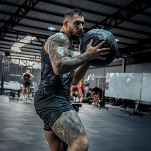 Dieses leichte und atmungsaktive Tanktop unterstützt dich optimal bei intensiven Trainingseinheiten. Ideal für Kampfsportler, die Wert auf Komfort und maximale Flexibilität legen.