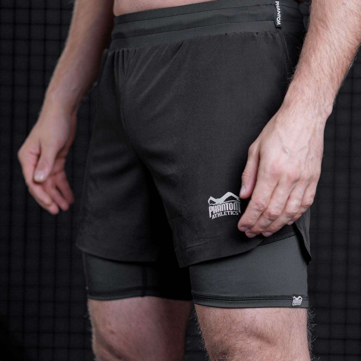 Phantom MMA Fightshorts Laser X mit inkludierter Compressions Hose für maximalen Tragekomfort. Perfekt für dein MMA, BJJ oder Muay Thai Kampfsport Training.  Perfekte Passform für deinen Sport.