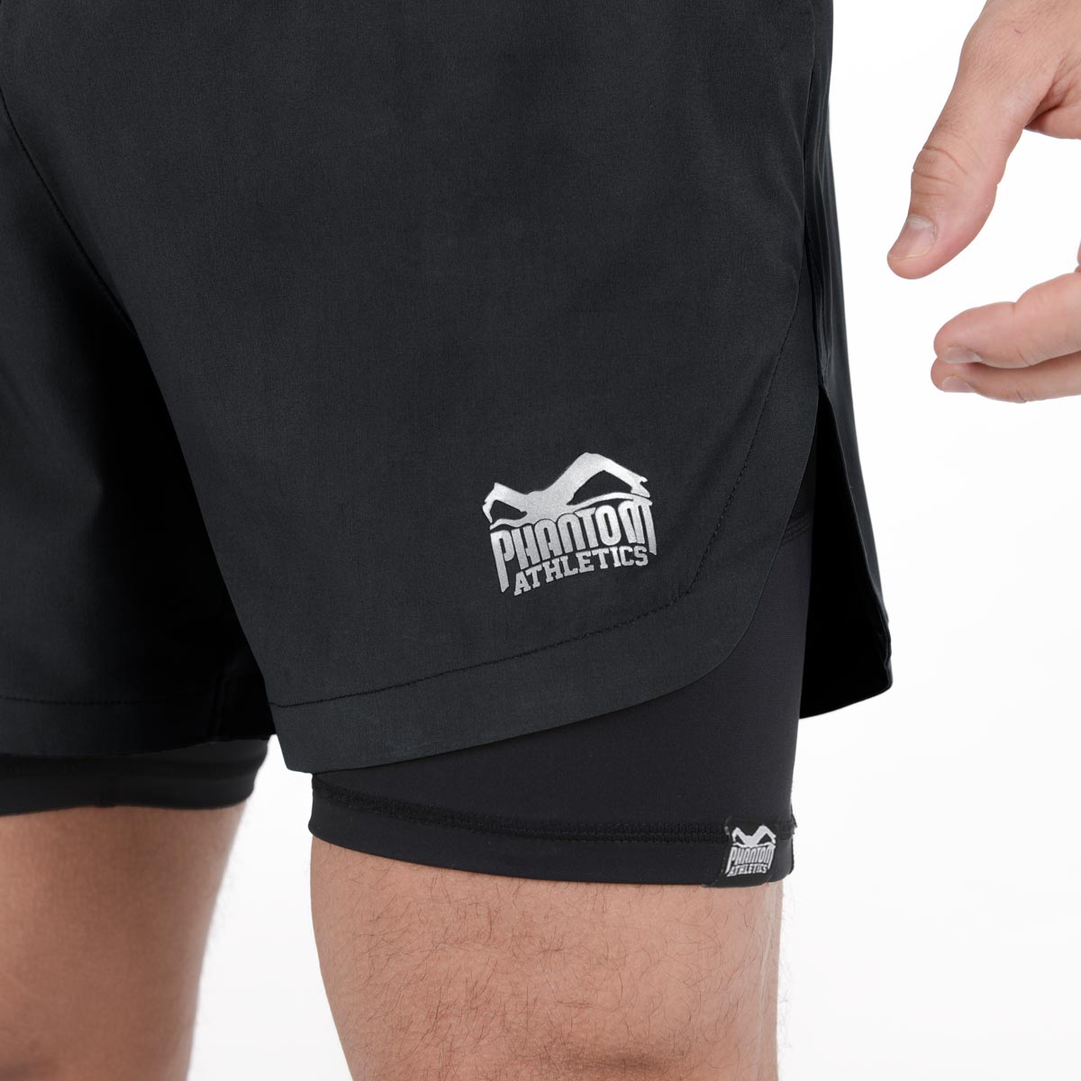 Phantom MMA Fightshorts Laser X mit inkludierter Compressions Hose für maximalen Tragekomfort. Perfekt für dein MMA, BJJ oder Muay Thai Kampfsport Training. Mit hochwertigen Silikon Logos