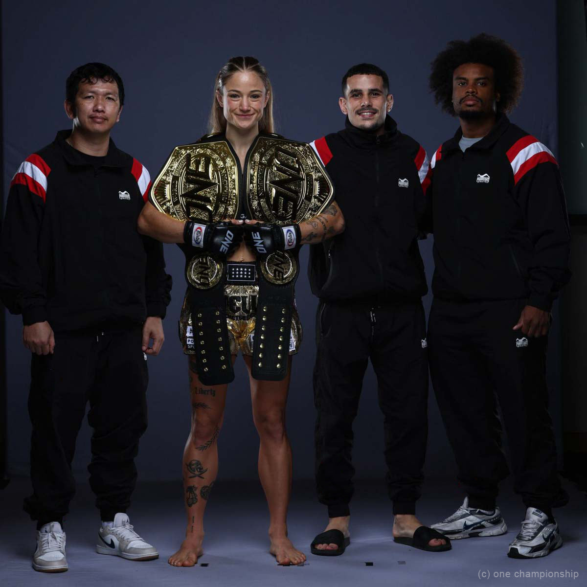 Die Phantom Athletics Trainingsjacke DMC Team Austria kombiniert schwarzen Retro-Style mit markanten rot-weiß-roten Ärmeln im Österreich-Look. Leichtes Performance-Material und Mesh-Innenfutter bieten hohen Komfort für MMA, Boxen, Muay Thai, Warm-up und Freizeit.