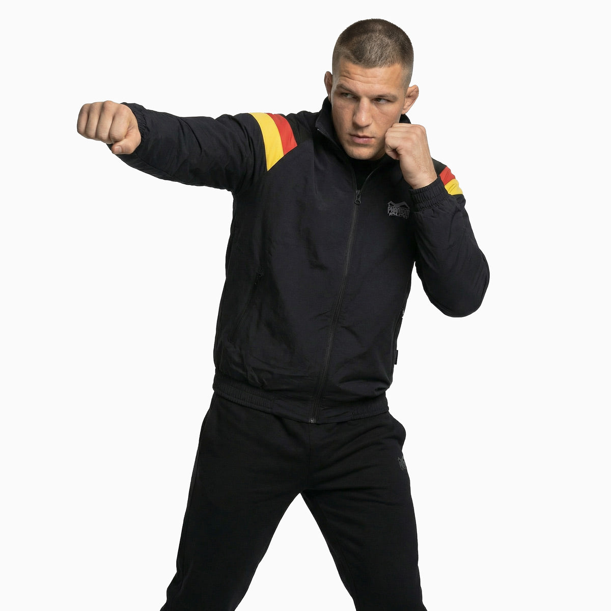 Stylische Phantom Athletics Track Jacket DMC Team Germany mit reflektierenden Logos und Stehkragen, kombiniert Komfort und sportliche Performance für jede Einheit.