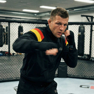 Premium Kampfsport-Trainingsjacke von Phantom Athletics mit zwei Seitentaschen und verklebten Reißverschlüssen, ideal für Box- und Muay-Thai-Workouts.