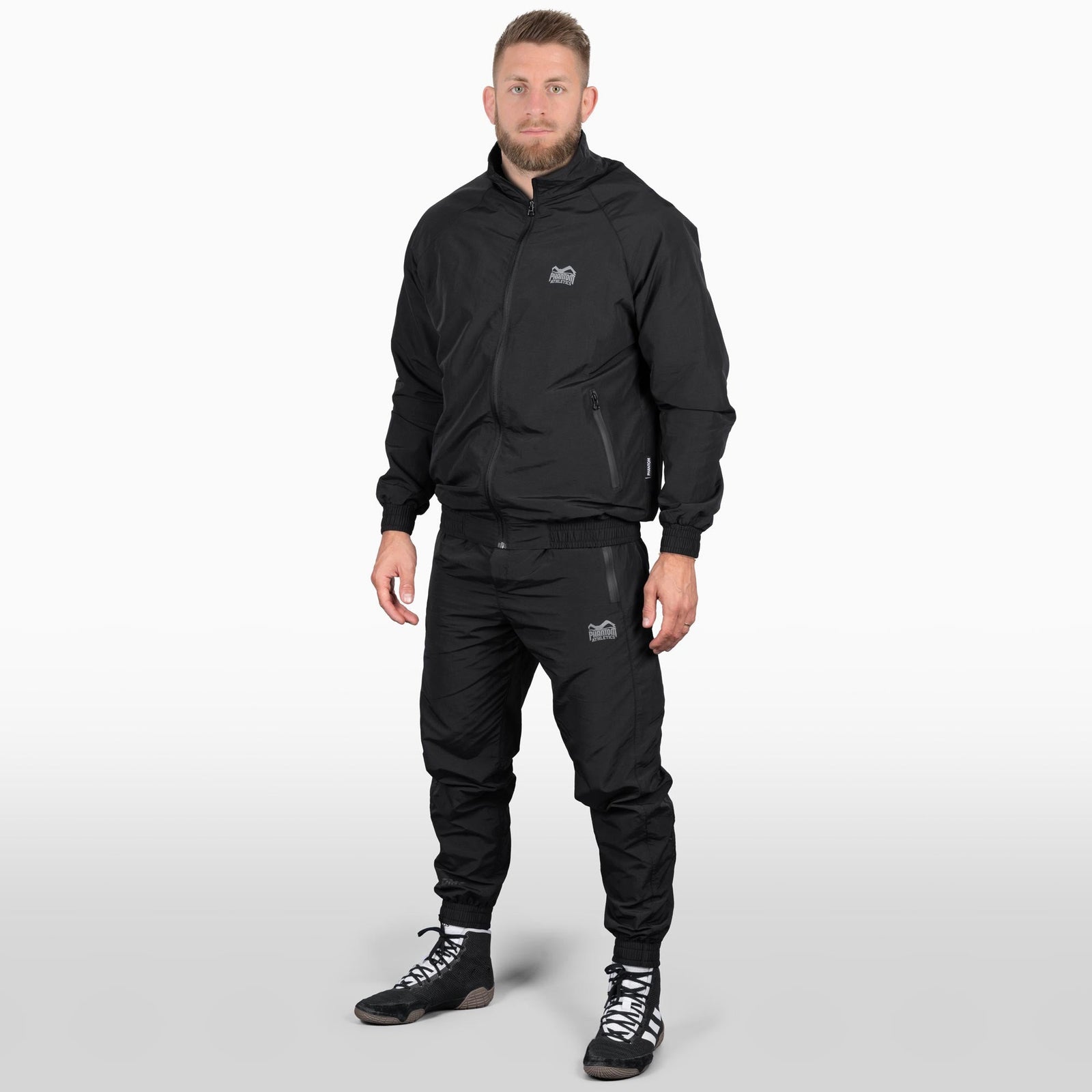 Der DMC Black Tracksuit von Phantom Athletics ist ein vielseitiger Trainingsanzug, ideal für MMA- und Kampfsport-Training sowie Freizeit. Mit atmungsaktivem Mesh-Futter sorgt er für Komfort und Temperaturregulierung während intensiver Workouts.