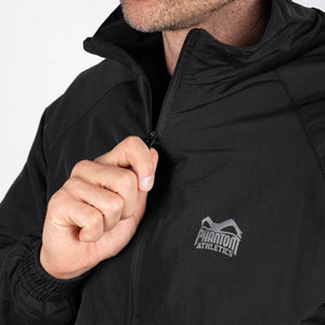 Der Phantom Athletics DMC Black Tracksuit bietet eine sportliche Passform und maximale Bewegungsfreiheit. Die leichte Jacke und die flexible Trainingshose sind perfekt für anspruchsvolles MMA- und Fitness-Training geeignet.