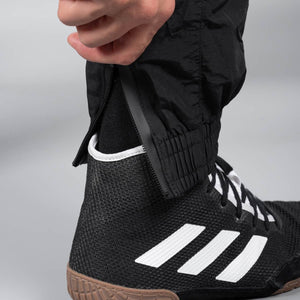 Mit seiner strapazierfähigen und dennoch leichten Konstruktion ist der DMC Black Tracksuit optimal für das tägliche Training und Wettkampfvorbereitung im Kampfsport geeignet. Sein sportliches Design verbindet Stil mit Funktionalität für Fitness- und Kampfsportler.