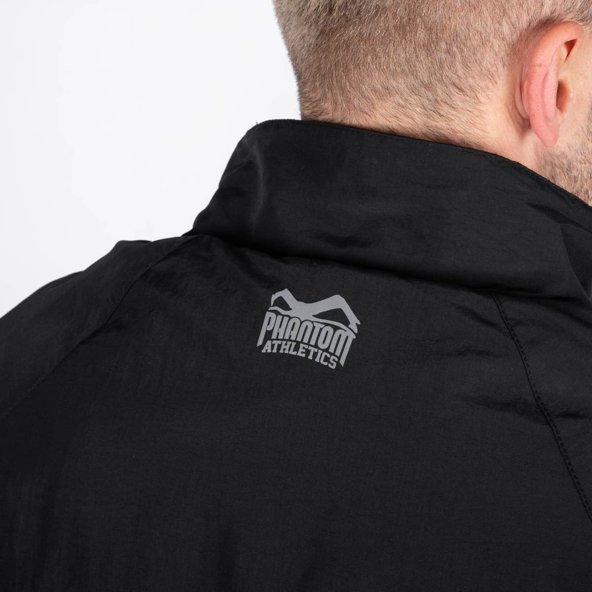 Dieser DMC Black Trainingsanzug von Phantom Athletics bietet eine ergonomische Passform, ideal für Kampfsport, Fitness und Freizeit. Der robuste, flexible Stoff sorgt für Langlebigkeit und macht ihn perfekt für Ringer Training.