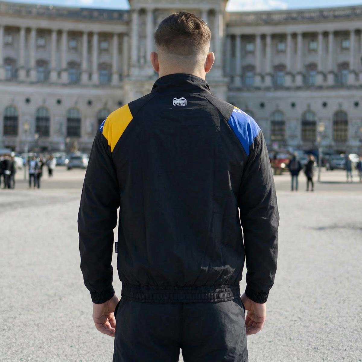 Die Phantom Athletics Track Jacket DMC Team Bosnia kombiniert sportlichen Style mit funktionaler Performance für dein Kampfsport-Training. Das leichte, atmungsaktive Material sorgt für optimalen Komfort bei MMA, Boxen und intensiven Workouts im Gym.