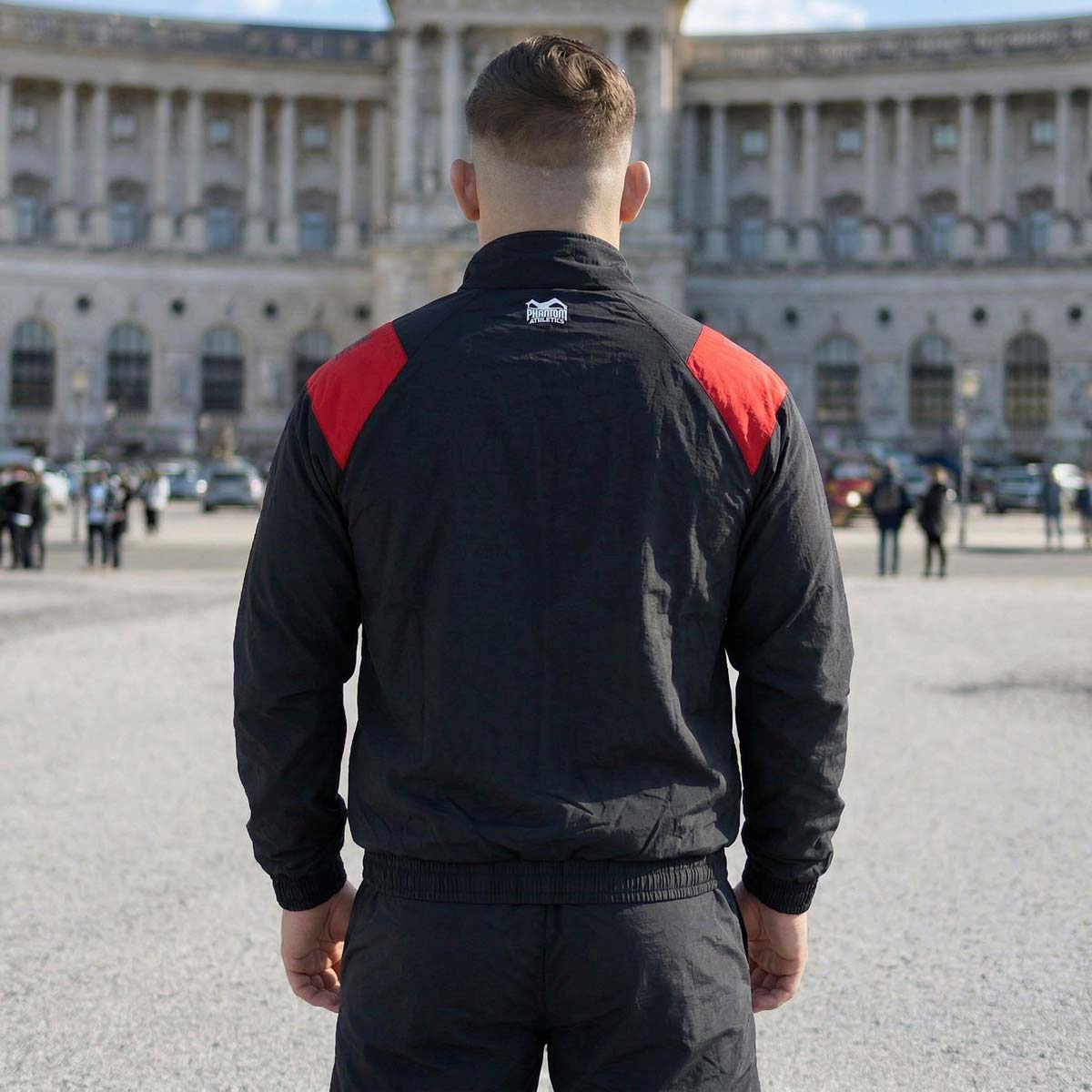 Die Phantom Athletics Track Jacket DMC Team Albania kombiniert sportlichen Style mit funktionaler Performance für dein Kampfsport-Training. Das leichte, atmungsaktive Material sorgt für optimalen Komfort bei MMA, Boxen und intensiven Workouts im Gym.