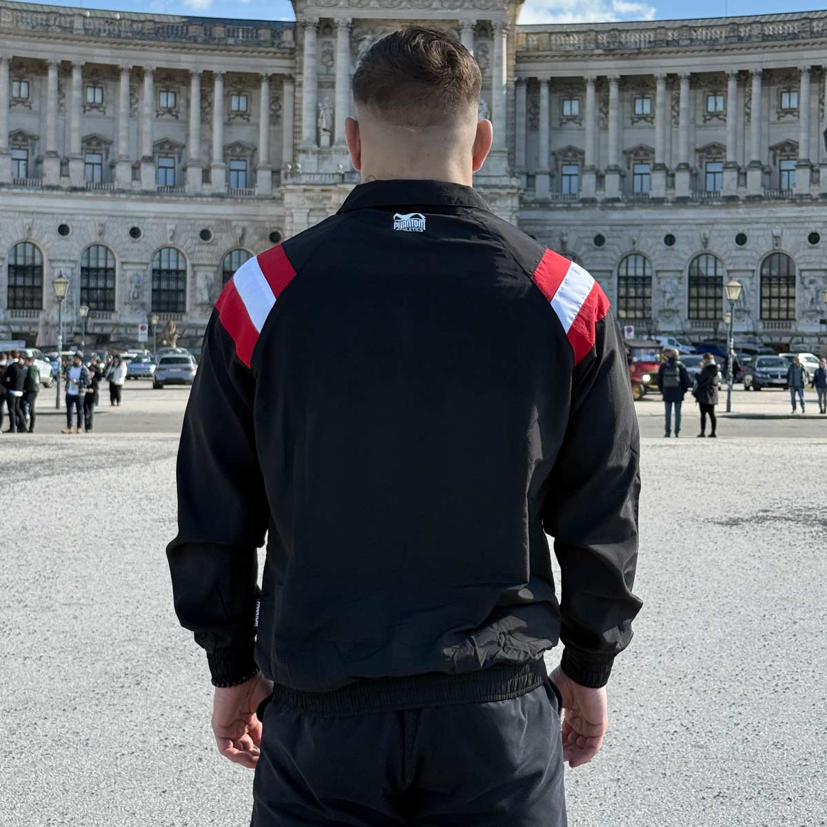 Diese hochwertige Trainingsjacke von Phantom Athletics überzeugt durch ihren lockeren Schnitt, elastische Bündchen und funktionale Details für dynamische Einheiten im Muay Thai und Grappling. Ideal für Training, Gym und Freizeit, vereint sie Komfort, Qualität und authentischen Team-Austria Kampfsport-Style.
