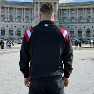 Diese hochwertige Trainingsjacke von Phantom Athletics überzeugt durch ihren lockeren Schnitt, elastische Bündchen und funktionale Details für dynamische Einheiten im Muay Thai und Grappling. Ideal für Training, Gym und Freizeit, vereint sie Komfort, Qualität und authentischen Team-Austria Kampfsport-Style.