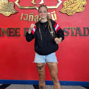 Das Design im Team Austria Look zeigt deine Zugehörigkeit zur DMC-Community und steht für Kampfgeist und Teamspirit. Perfekt für alle Kampfsportler, die auch abseits der Matte ein Statement setzen wollen.