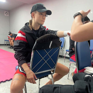 Die Phantom Athletics Track Jacket DMC Team Austria verbindet sportlichen Stil mit funktionaler Performance – ideal für dein Warm-up oder den Weg zum Training. Mit ihrem leichten, atmungsaktiven Material sorgt sie für hohen Tragekomfort und Bewegungsfreiheit.