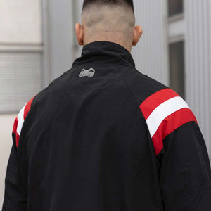 Die Phantom Athletics Trainingsjacke DMC Team Austria ist ein stylischer Begleiter für Sportler und Kampfsport-Fans. Sie überzeugt durch ihre leichte, atmungsaktive Konstruktion und das sportliche Design mit Team Austria Branding.