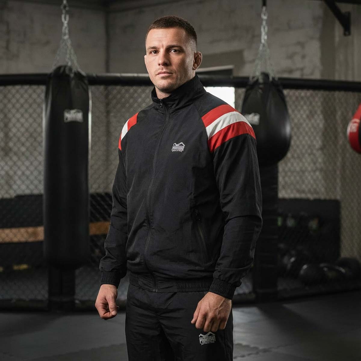 Funktionelle Track Jacket DMC Team Austria von Phantom Athletics im Retro-Look mit leichtem Performance-Material, perfekt für MMA-Training, Aufwärmen und Fitness-Workouts.
