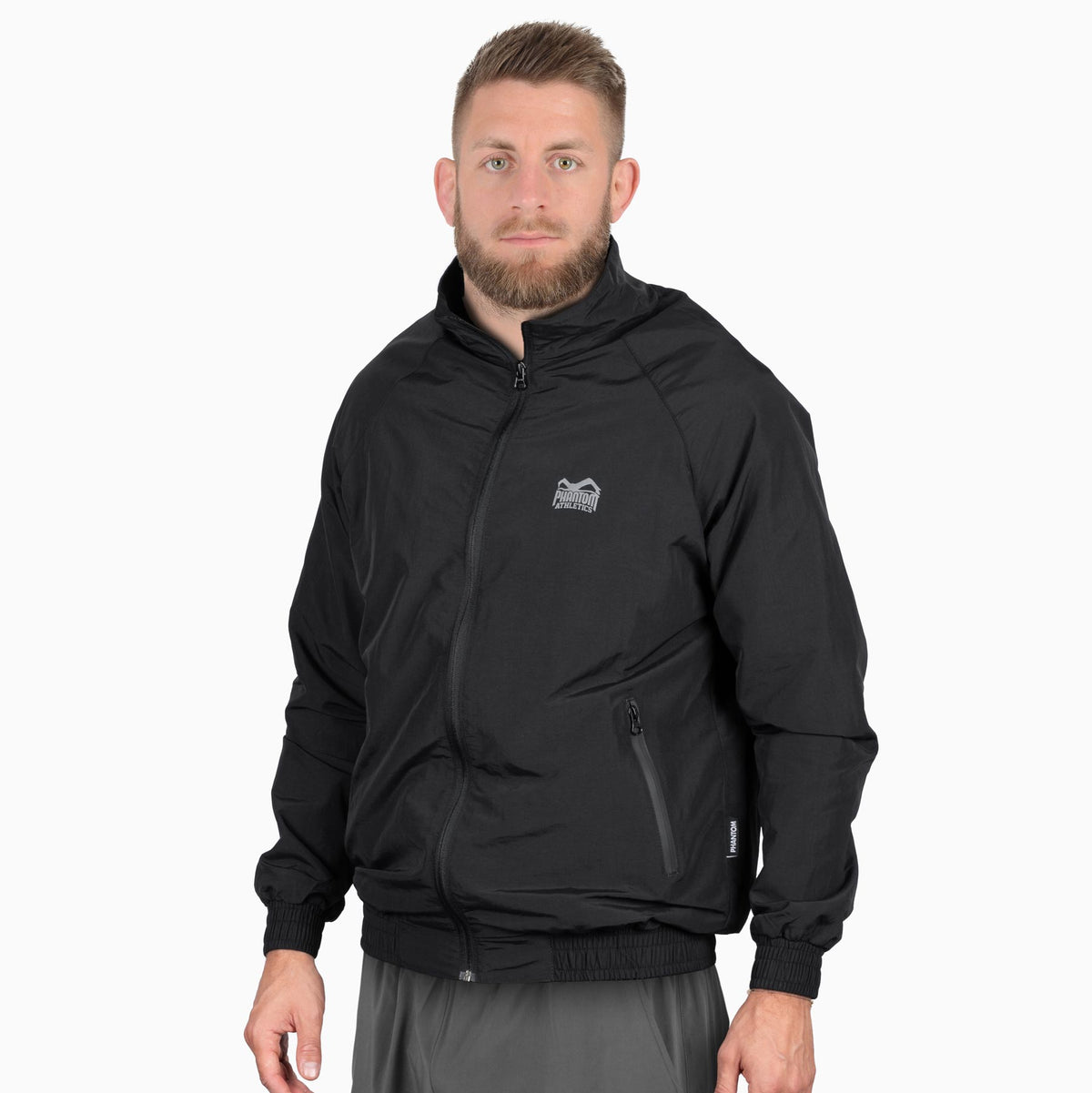 Die Phantom Athletics DMC Trainingsjacke bietet Kampfsportlern wie MMA- und Box-Enthusiasten optimalen Komfort und Bewegungsfreiheit während des Trainings.